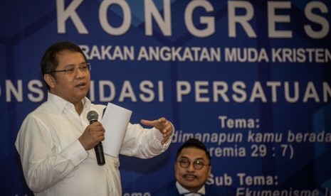 Menkominfo Rudiantara (kiri) disaksikan Ketua Umum DPP GAMKI Michael Wattimenan (kanan) memberikan pemaparan dalam Kongres ke-XI Gerakan Angkatan Muda Kristen Indonesia (GAMKI) di Jakarta, Jumat (2/8/2019).