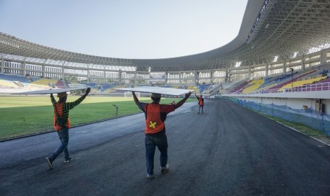 Pekerja menyelesaikan proyek renovasi Stadion Manahan di Solo, Jawa Tengah, Jumat (2/8/2019).