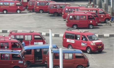 Pengendara salah satu mobil angkutan kota (Angkot) melintas di Terminal Bus Terpadu Pulogebang, Jakarta Timur, Jumat (2/8/2019).