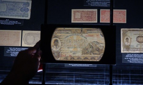 Koleksi uang kertas di Museum Bank Indonesia, Jakarta, Jumat. Museum Bank Indonesia membatasi durasi kunjungan wisatawan untuk menghindari penumpukan pengunjung selama PSBB transisi. 