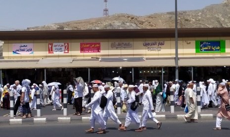 Jamaah haji dari berbagai negara bersiap untuk melaksanakan shalat Jumat di sekitar Masjidil Haram, Makkah, Jumat (2/8). Masjidil Haram penuh dan sesak membuat sebagian jamaah terpaksa shalat Jumat di area terminal, flyover, dan lainnya menghadap ke Baitullah. 