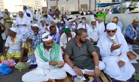 Jamaah haji dari berbagai negara bersiap untuk melaksanakan shalat Jumat di sekitar Masjidil Haram, Makkah (ilustrasi).