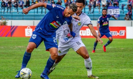 Pesepak bola PSIS Semarang Silvio Escobar Benitez (kiri) berupaya melewati hadangan pesepak bola Tira Persikabo Andy Setyo Nugroho (kanan) pada pertandingan lanjutan Liga 1 2019 di Stadion Moch Soebroto, Magelang, Jawa Tengah, Jumat (2/8/2019).