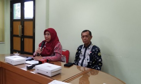 Direktur RSUD Kota Yogyakarta Ariyudi Yunita (kiri)  saat mengklarifikasi potensi bangkrutnya RSUD Kota Yogyakarta akibat BPJS  Kesehatan di Balai Kota Yogyakarta, Jumat (2/8). 