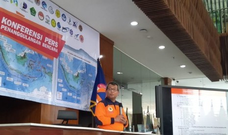 Plh Kepala Pusat Data, Informasi, dan Humas BNPB Agus Wibowo memberi keterangan pers terbaru dampak gempa bumi M 6,9 di Banten, di Gedung BNPB, Jakarta, Sabtu (3/8). 