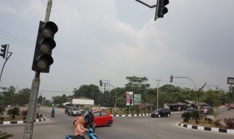 Lampu lalu lintas yang mati di Jalan Syeikh Nawawi Al Bantani, Kota Serang, Banten, akibat pemadaman listrik yang terjadi di beberapa Kota di Pulau Jawa, Ahad (4/8).