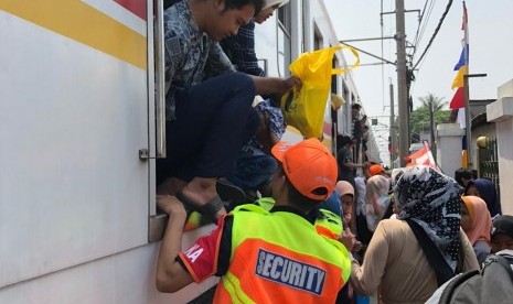 KRL KA 1353 terhenti di lintasan menuju Stasiun Kranji pada Ahad (4/8) pukul 12.00 WIB. Mogoknya KRL ini karena terdapat gangguan aliran listrik di wilayah Jabodetabek