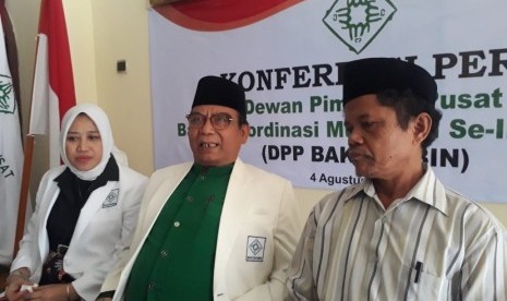 Ketua Majelis Syuro Nasional DPP Badan Koordinasi Muballigh Indonesia (Bakomubin), KH. Anwar Sanusi di sela-sela acara Pengukuhan dan Pelantikan DPP Bakomubin di Kantor LPOI, Jakarta Pusat, Ahad (4/8). 