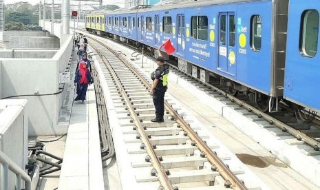 Proses evakuasi penumpang MRT yang berhenti akibat listrik padam di antara jalur Stasiun MRT Bendungan Hilir-Istora, Jakarta Pusat, Ahad (4/8). 