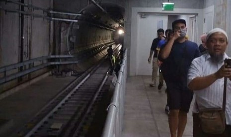 Proses evakuasi penumpang MRT yang berhenti akibat listrik padam di antara jalur Stasiun MRT Bendungan Hilir-Istora, Jakarta Pusat, Ahad (4/8).