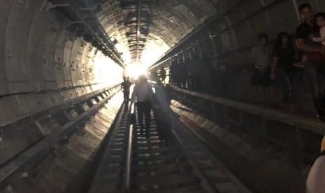 Proses evakuasi penumpang MRT yang berhenti akibat listrik padam di antara jalur Stasiun MRT Bendungan Hilir-Istora, Jakarta Pusat, Ahad (4/8).