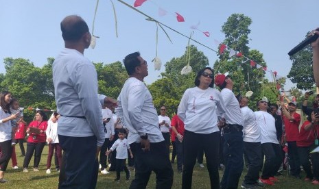 Para menteri kabinet kerja mengikuti lomba makan kerupuk di Istana Bogor, Ahad (4/8)