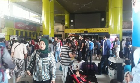 Suasana Stasiun Gambir yang terdampak padamnya aliran listrik PLN, Ahad (4/8) sore.