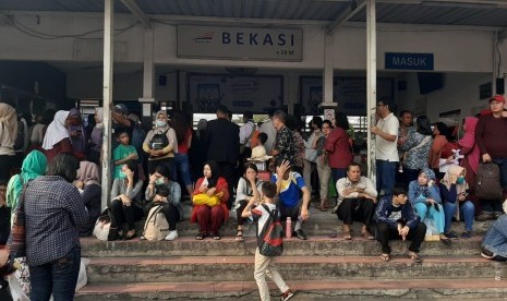 Pintu masuk Stasiun Bekasi, Kota Bekasi. KCI menambah perjalanan KRL lintas Bekasi.