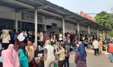 Ratusan calon penumpang memadati pintu masuk Stasiun Bekasi, Kota Bekasi.