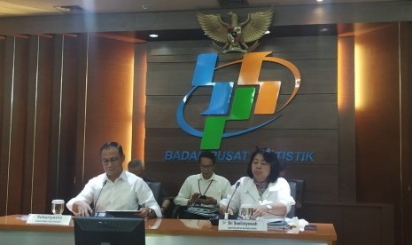 Kepala BPS Suhariyanto dalam konferensi pers di kantornya, Jakarta, Senin (5/8). 