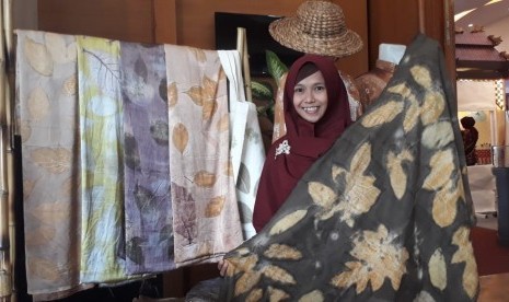 Produk fashion ramah lingkungan Galeri Wong Kito menjajakan pakaian dan kain pewarna alam di Festival Ekonomi Syariah (FESyar) Regional Sumatera di Palembang, Sumatera Selatan, di Aryaduta Hotel, Sabtu (3/8). 