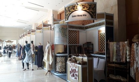 Produk fashion ramah lingkungan Galeri Wong Kito menjajakan pakaian dan kain pewarna alam di Festival Ekonomi Syariah (FESyar) Regional Sumatera di Palembang, Sumatera Selatan, di Aryaduta Hotel, Sabtu (3/8). 