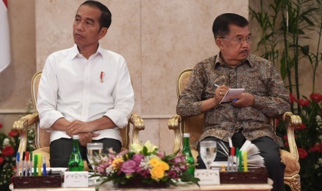 Presiden Joko Widodo (kiri) didampingi Wapres Jusuf Kalla (kanan) bersiap memimpin Sidang Kabinet Paripurna di Istana Negara, Jakarta, Senin (5/8/2019).