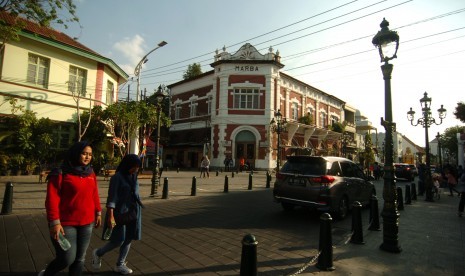 Sejumlah warga menikmati kawasan Kota Lama, Semarang, Jawa Tengah, Minggu (4/8/2019).