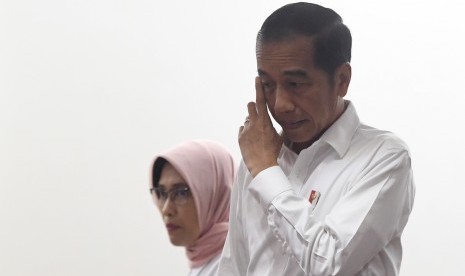 Presiden Joko Widodo (kanan) didampingi Plt Dirut PLN Sripeni Inten (kiri) berjalan masuk ruang pertemuan saat mendatangi Kantor Pusat PLN, Jakarta, Senin (5/8/2019). 