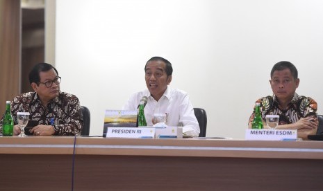 Presiden Joko Widodo (tengah) didampingi Seskab Pramono Anung (kiri) dan Menteri ESDM Ignasius Jonan (kanan) memberikan tanggapan saat mendatangi Kantor Pusat PLN, Jakarta, Senin (5/8/2019).