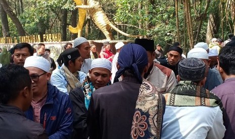  Di gerbang masuk Taman Wisata Alam (TWA), Gunung Tangkuban Perahu, warga di  Desa Cikole, Kecamatan Lembang, Kabupaten Bandung Barat serta pedagang  menggelar zikir dan doa bersama, Senin (5/8).