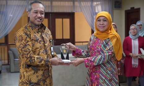 Direktur Pemasaran dan Pengembangan Pegadaian Produk Harianto Widodo dan Ketua Umum Pimpinan Pusat Muslimat NU Khofifah Indar Parawansa menandatangani kesepakatan untuk tingkatkan inklusi keuangan pada perempuan pada Senin (5/8). 