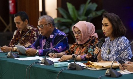 Ketua Panitia Seleksi (pansel) calon pimpinan KPK Yenti Garnasih (kanan) didampingi anggota pansel Diani Sadia Wati (kedua kanan), Marcus Priyo Gunarto (kedua kiri) dan Al Araf, menyampaikan keterangan pers tentang hasil tes psikologi capim KPK di Gedung Kementerian Sekretariat Negara, Jakarta, Senin (5/8/2019).