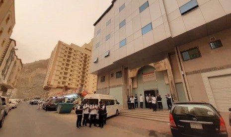 Langit di atas Kantor PPIH Arab Saudi Daker Makkah terlihat mendung menjelang kedatangan jenazah KH Maimoen Zubair, Selasa (6/8). 