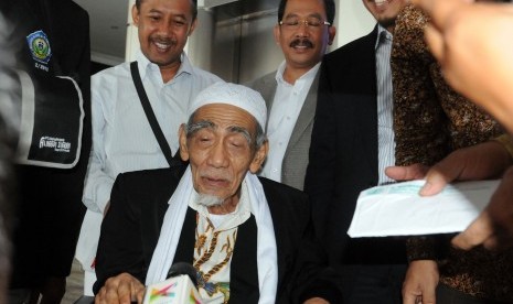 Gus Baha menilai KH Maimun Zubair  atau Mbah Moen layak mendapat gelar pahlawan nasional 