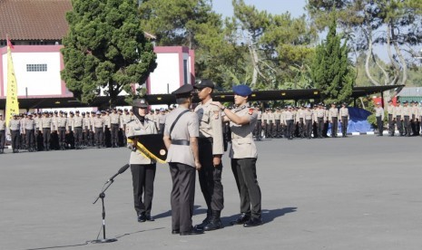 Wakapolda Jabar, Brigjen Pol Akhmad Wiyagus membuka pendidikan bintara di sekolah Polisi negara (SPN) Cisarua, Kabupaten Bandung, Selasa (6/8). Dua orang siswa diantaranya merupakan pemain Persib, Gian Zola dan Mantan Pemain Persib Bandung, Billy Keraf.