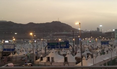 Tampak sejumlah tenda jamaah haji yang ada di Mina, Senin (5/8) sore  waktu Arab Saudi. Tenda-tenda tersebut akan digunakan jamaah haji dari berbagai negara untuk persiapan melontar jumrah setelah wukuf di Arafah dan Mabit di Muzdalifah. 