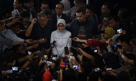 Plt Direktur Utama Perusahaan Listrik Negara (PLN) Sripeni Inten Cahyani (tengah) menyampaikan keterangan kepada wartawan usai bertemu dengan pimpinan Komisi VII DPR di Kompleks Parlemen Senayan, Jakarta, Selasa (6/8/2019).