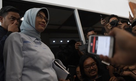 Plt Direktur Utama Perusahaan Listrik Negara (PLN) Sripeni Inten Cahyani (kiri) menyampaikan keterangan kepada wartawan usai bertemu dengan pimpinan Komisi VII DPR di Kompleks Parlemen Senayan, Jakarta, Selasa (6/8/2019).