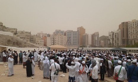 Jàmaah haji asal Indonesia ikut menghadiri prosesi pemakaman KH Maimoen Zubair di pemamakan Ma'la, kawasan Dahlatul Jin, Makkah, Selasa (6/8).