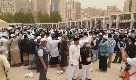 Jàmaah haji asal Indonesia ikut menghadiri prosesi pemakaman KH Maimoen Zubair di pemamakan Ma'la, kawasan Dahlatul Jin, Makkah, Selasa (6/8).