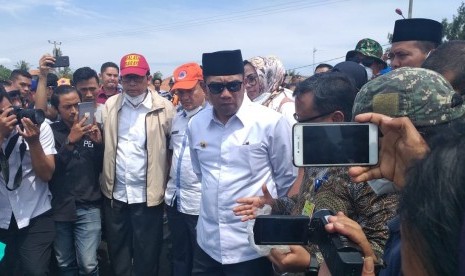 Gubernur Jawa Barat Ridwan Kamil, mengunjungi lokasi tumpahan minyak di Desa Cemara Jaya Kecamatan Cibuaya Kabupaten Karawang, Rabu (7/8).