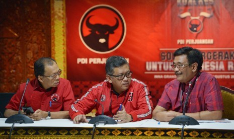 Ketua Steering Committee Kongres V PDIP Djarot Saiful Hidayat (kanan) berbincang bersama Sekjen PDIP Hasto Kristiyanto (tengah) dan Ketua DPD PDIP Provinsi Bali Wayan Koster (kiri) dalam konferensi pers menjelang Kongres V PDIP di Sanur, Bali, Rabu (7/8/2019). 