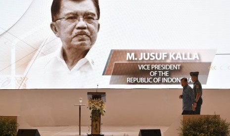 Wakil Presiden Jusuf Kalla (kedua kanan) bersiap memberikan pengarahan saat menjadi pembicara kunci dalam Seminar Beyond Wealth 2019 di Jakarta, Rabu (7/8/2019). 