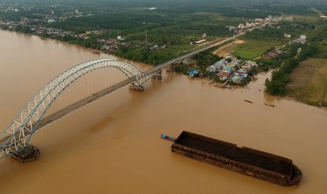 Kapal Tongkang melintasi aliran Sungai Batanghari, Sabak Timur, Tanjungjabung Timur, Jambi, Rabu (7/8/2019).