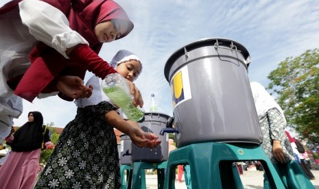 Guru Taman Kanak-Kanak (TK) mengajarkan anak didiknya mencuci tangan pakai sabun. Orang tua biasa ajarkan pola hidup bersih, konsumsi makanan sehat dan olahraga untuk mencegah penularan Corona