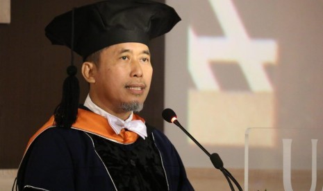  Pengukuhan Guru Besar Universitas Ahmad Dahlan (UAD)  Yogyakarta, Dwi Sulisworo, di Kampus Empat UAD, Bantul, Kamis (8/8). 