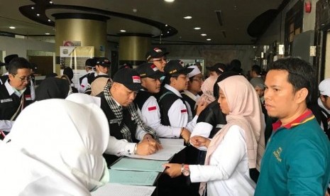 Kordinator obat dan Perbekes Aryani Dwi Hartati (Tengah) bersama Petugas Farmasi telah menyiapkan paket obat dan perbekkes untuk didistribusikan ke pos-pos Kesehatan di Armuzna, Jumat (9/8). 