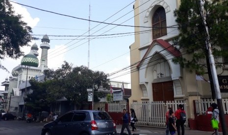 Persoalan kesulitan juga dialami umat beragama lain di wilayah mayoritas, Ilustrasi  Gereja Protestan Indonesia bagian Barat (GPIB) Immanuel Malang berdekatan sekitar 50 meter dengan Masjid Jami, Jumat (9/8). 