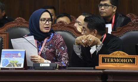 Komisioner Komisi Pemilihan Umum (KPU) Evi Novida Ginting sebagai termohon berdiskusi dengan salah satu anggota tim kuasa hukum KPU di sela sidang putusan akhir untuk perkara sengketa hasil Pemilu Legislatif 2019 di Ruang Sidang Pleno Gedung Mahkamah Konstitusi (MK), Jakarta, Jumat (9/8/2019).