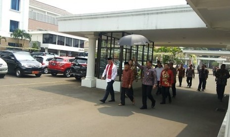 Gubernur DKI Jakarta Anies Baswedan menyambangi Wakil Presiden Jusuf Kalla di Istana Wakil Presiden, Jakarta, Jumat (9/8).