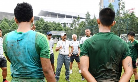 Pelatih Timnas U-18 Fakhri Husaini (tengah) memberikan arahan kepada pemainnya saat latihan di Lapangan Becamex Binh Duong, Vietnam, Jumat (9/8/2019). 