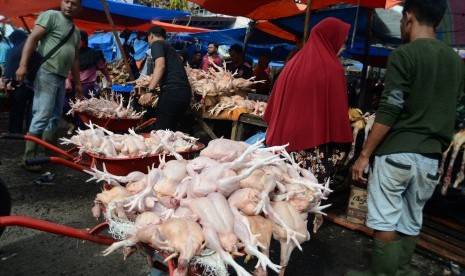 Warga berbelanja daging ayam pada hari pertama perayaan tradisi meugang menyambut Idul Adha 1440 Hijriyah di pasar tradisional Peunayung, Banda Aceh, Aceh, Jumat (9/8/2019).