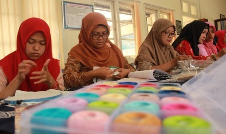  Pelatihan keterampilan menyulam bagi perempuan penyandang  disabilitas di Aula Dinas P3P2KB Kabupaten Sleman, Jumat (9/8).